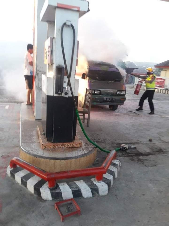 Sebuah minibus mengalami kebakaran,  saat mengisi bahan bakar