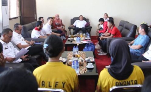 Tim Sepak Bola Wanita Srikandi Lampung Selatan Silahturahmi Dengan Bupati Nanang Ermanto