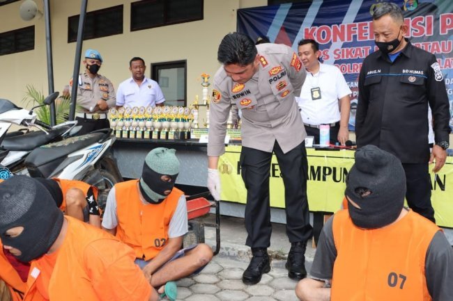 Peras Lalu Tujah Sopir Truk di Pasar Simpang,tiga tersangka, Dua Ditangkap, Satu Ditembak Mati