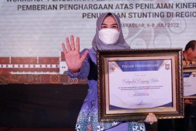Bunda Hj.Winarni Kembali Raih Penghargaan Aksi Konvergensi Penurunan Stunting