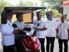 Bupati Lamsel Serahkan Bantuan roda tiga untuk penderita disabilitas 