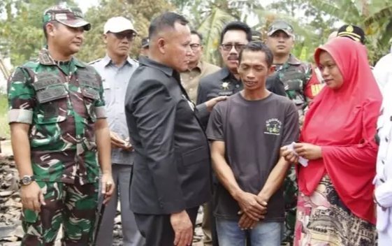 Bupati Nanang Ermanto Beri Bantuan Korban Kebakaran di Desa Purwotani Kecamatan Jati Agung