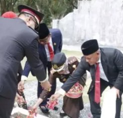 Bupati Lampung Selatan Ikuti Upacara Tabur Bunga Dalam Rangka Memperingati Hari Pahlawan Ke-78 Tahun 2023