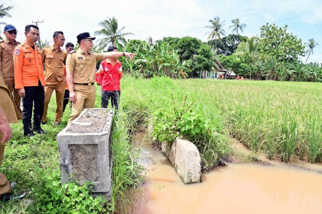 Susuri Lokasi Banjir, Bupati Egi Serahkan Bantuan ke Warga Terdampak di Desa Merak Belantung