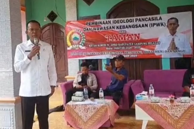 Gelar IPWK di Desa Bangunrejo, Kecamatan Ketapang, Ketua Komisi II DPRD Lampung Selatan Taman Bagi-bagi Bibit Buah-buahan