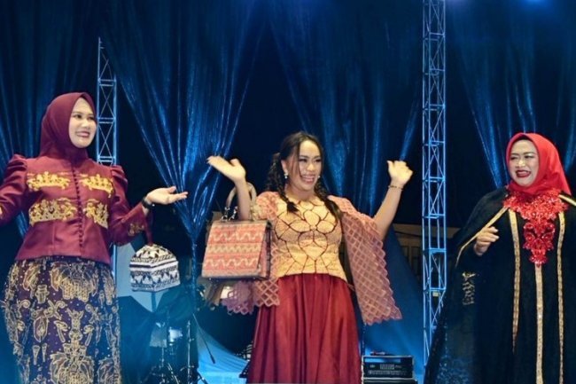 Busana Desainer Lokal Lampung Selatan Curi Perhatian di Lamsel Fest 2025, UKP Zita Anjani Tampil Memukau di Runway