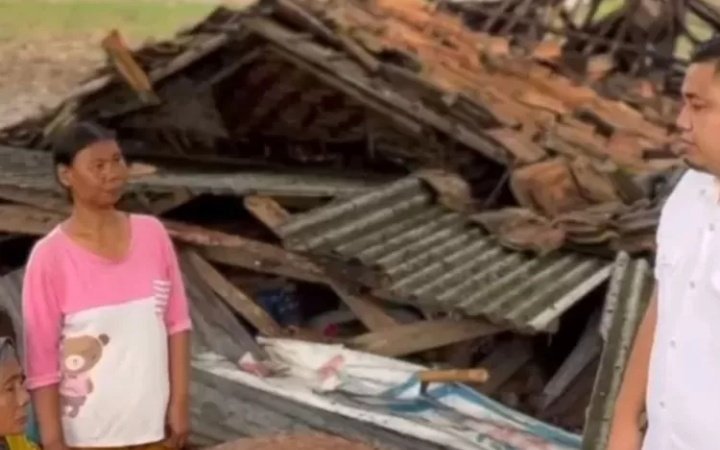 Rumah Janda Rubuh Diguyur Hujan Deras, Wakil Ketua I DPRD Lampung Selatan Merik Havit Datang Memberi Harapan Baru