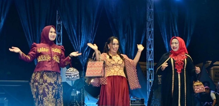 Busana Desainer Lokal Lampung Selatan Curi Perhatian di Lamsel Fest 2025, UKP Zita Anjani Tampil Memukau di Runway