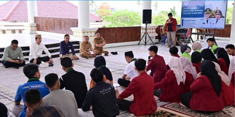 Duduk Lesehan Bahas 7 Tuntutan Mahasiswa: Egi: Kritik Boleh, Demokrasi Harus Dewasa