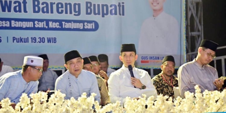 Apresiasi Pecinta Al-Qur’an, Bupati Egi Beri Hadiah Umrah untuk Dua Jemaah di Shobat Tanjung Sari