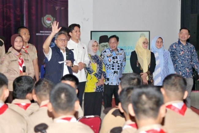 Kunjungi SMA Kebangsaan, Menko Pangan Zulkifli Hasan Tekankan Mental Berani dan Disiplin bagi Generasi Muda
